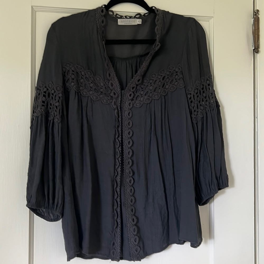 Grey shirt solitaire